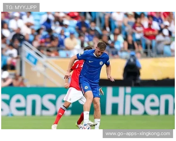 切尔西任意球套路再现经典：足球场上的巧妙瞬间